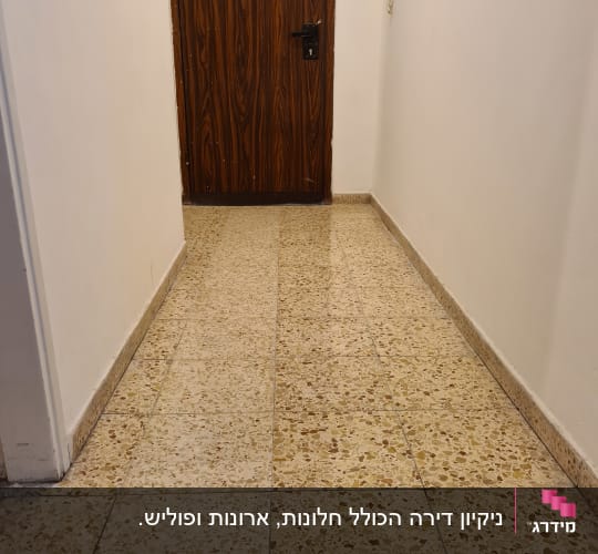רצפה נקייה במסדרון עם דלת עץ